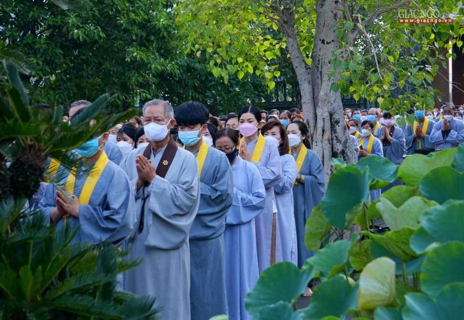 Phật tử trang nghiêm tham dự lễ Tắm Phật tại chùa Huê Nghiêm - TP.Thủ Đức