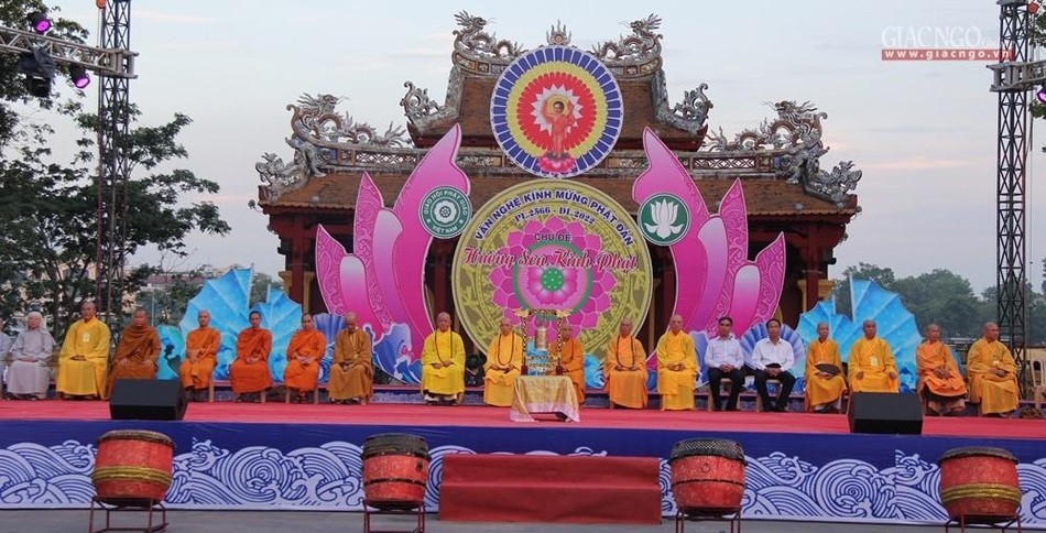 Chư tôn đức và quan khách tham dự lễ khai mạc tại Nghinh Lương Đình