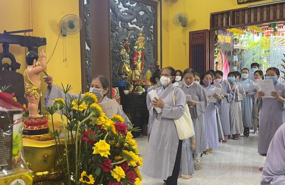 Phật tử cử hành nghi thức Tắm Phật