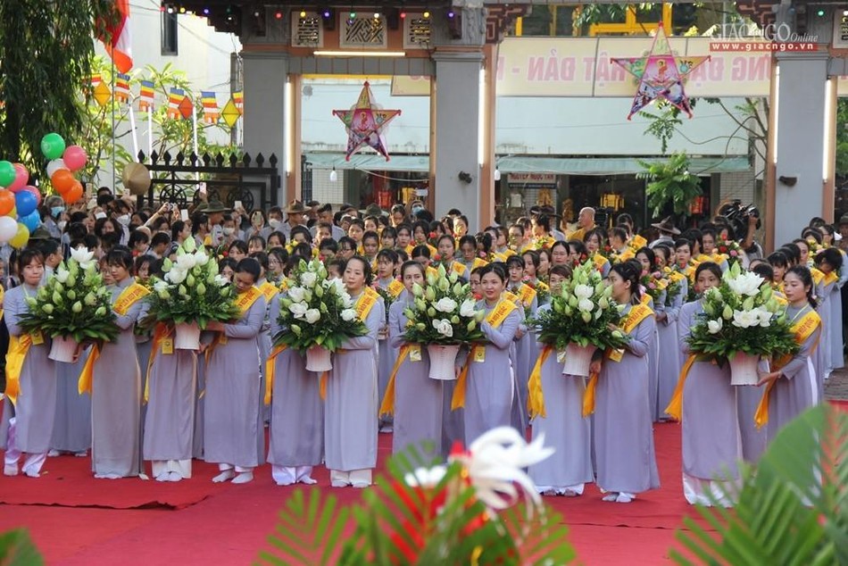 Đoàn Thiếu nữ Gia đình Phật tử dâng hoa cúng dường Đoàn Thiếu nữ Gia đình Phật tử dâng hoa cúng dường