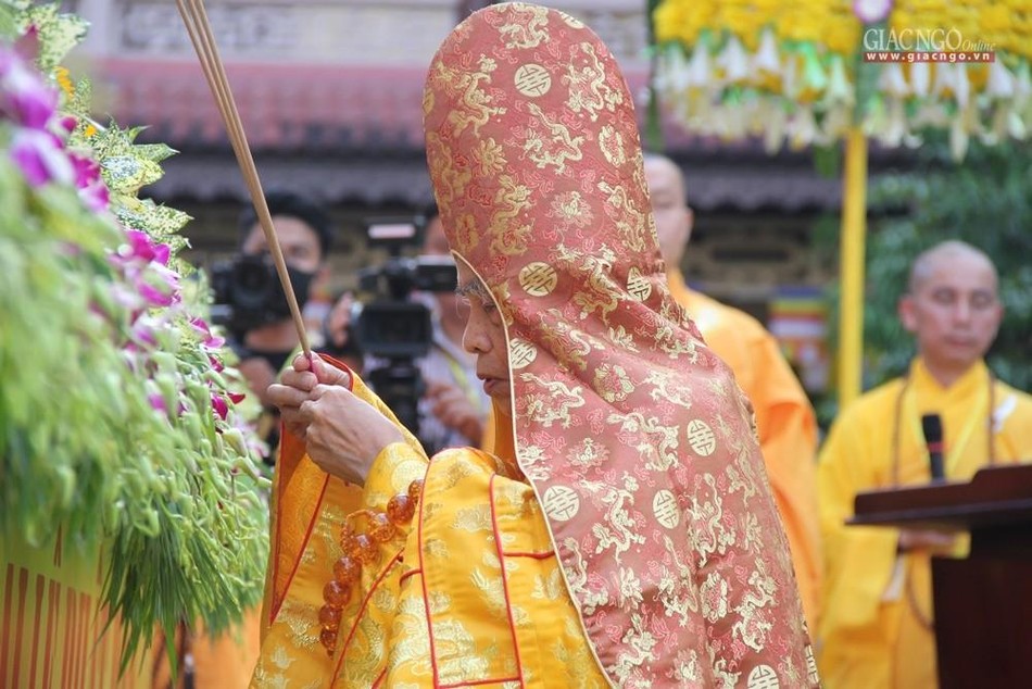 Hòa thượng Thích Đức Thanh niêm hương Hòa thượng Thích Đức Thanh niêm hương