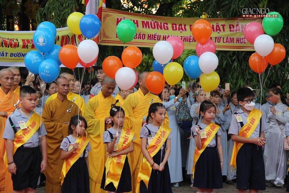 Niềm vui và thánh kính của Phật tử các giới tại cố đô trong ngày lễ Phật đản Niềm vui và thánh kính của Phật tử các giới tại cố đô trong ngày lễ Phật đản