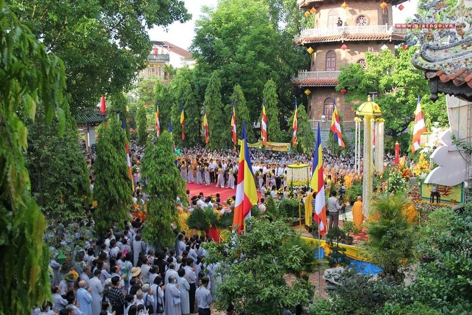 Sân chùa Từ Đàm đã đông Sân chùa Từ Đàm đã đông