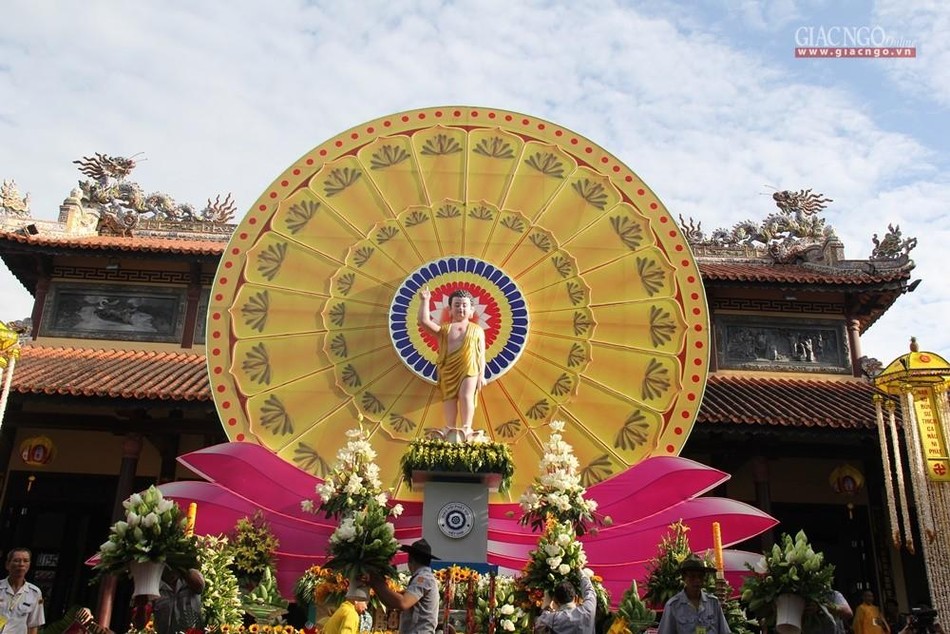 Lễ đài được thiết trí tại chùa Từ Đàm Lễ đài được thiết trí tại chùa Từ Đàm