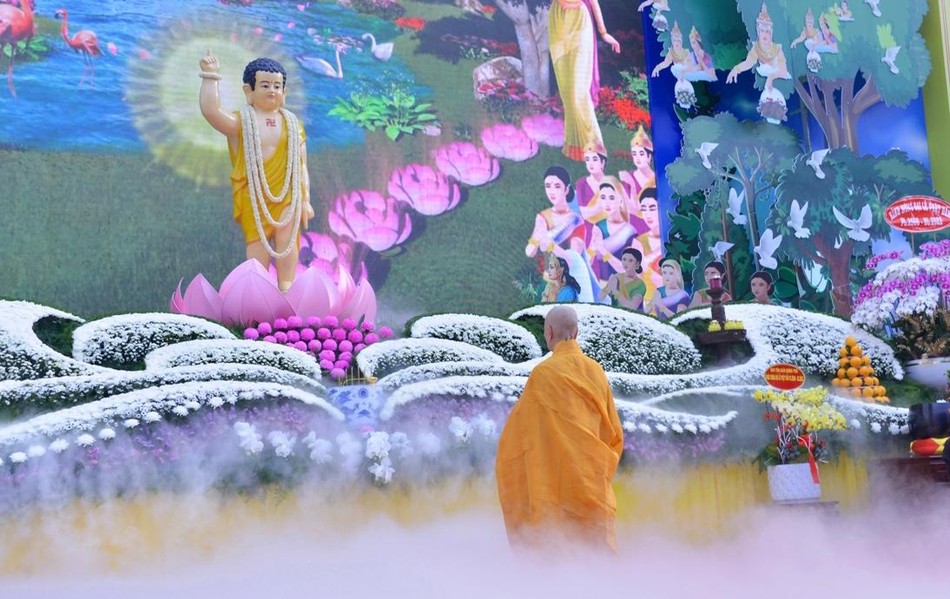 Trưởng lão Hòa thượng Thích Trí Quảng đã niêm hương dâng lên cúng dường