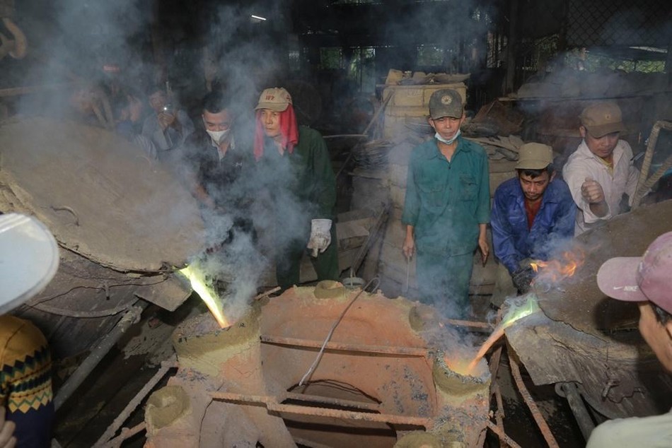 Các nghệ nhân ở làng nghề Phường Đúc ở cố đô thực hiện rót đồng vào khuôn Các nghệ nhân ở làng nghề Phường Đúc ở cố đô thực hiện rót đồng vào khuôn