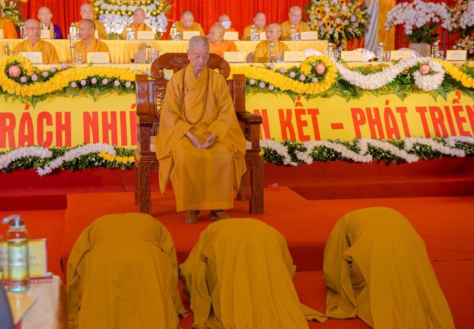 Đảnh lễ cung thỉnh lời huấn thị của ngài