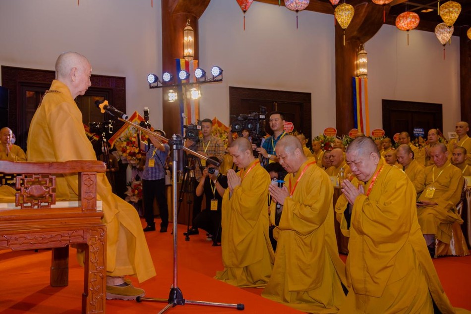 Chư Thượng tọa lãnh đạo GHPGVN tỉnh Ninh Bình tác bạch trước Đức Quyền Pháp chủ