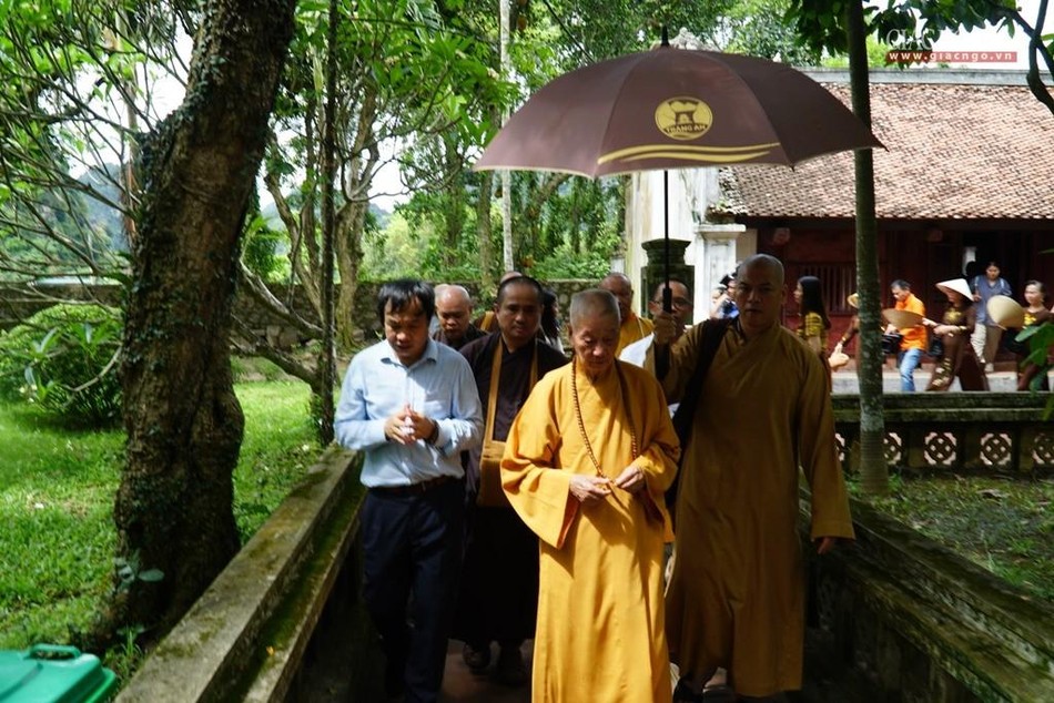 Trưởng lão Hòa thượng thăm đền thờ các vị lãnh đạo thời Đinh, Tiền Lê tại cố đô Hoa Lư