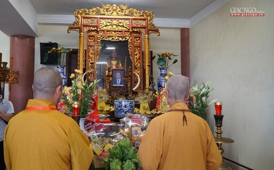 Thắp hương tưởng niệm các vị lãnh đạo được thờ tại tổ đình Đồng Đắc