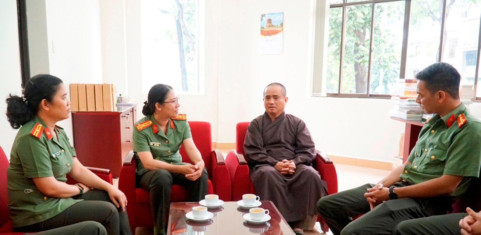 Thượng tọa Thích Tâm Hải cảm ơn đoàn Công an TP.HCM đến thăm chúc mừng ngày báo chí Thượng tọa Thích Tâm Hải cảm ơn đoàn Công an TP.HCM đến thăm chúc mừng ngày báo chí