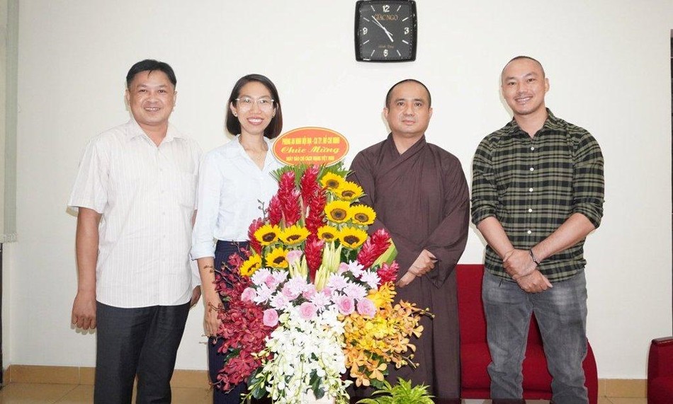 Tặng hoa chúc mừng Ngày Báo chí Việt Nam đến Báo Giác Ngộ Tặng hoa chúc mừng Ngày Báo chí Việt Nam đến Báo Giác Ngộ