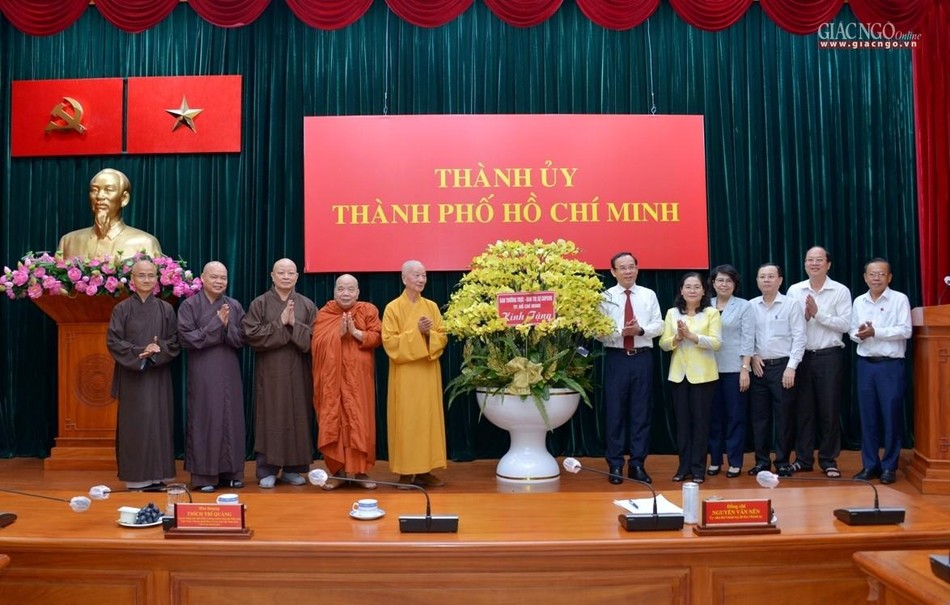 Đức Quyền Pháp chủ và chư vị giáo phẩm đại diện lãnh đạo tân Ban Trị sự GHPGVN TP.HCM tặng hoa tri ân lãnh đạo thành phố Đức Quyền Pháp chủ và chư vị giáo phẩm đại diện lãnh đạo tân Ban Trị sự GHPGVN TP.HCM tặng hoa tri ân lãnh đạo thành phố