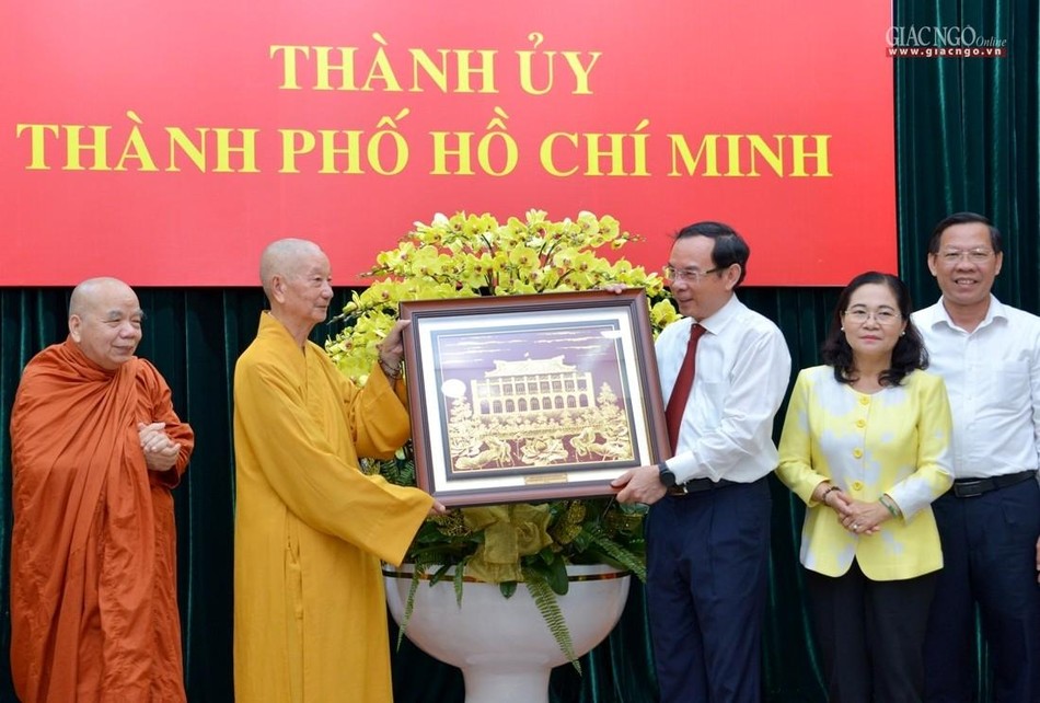 Bí thư Thành ủy Nguyễn Văn Nên, Chủ tịch UBND TP.HCM Phan Văn Mãi và Chủ tịch HĐND TP.HCM Nguyễn Thị Lệ tặng quà lưu niệm đến Đức Quyền Pháp chủ GHPGVN Bí thư Thành ủy Nguyễn Văn Nên, Chủ tịch UBND TP.HCM Phan Văn Mãi và Chủ tịch HĐND TP.HCM Nguyễn Thị Lệ tặng quà lưu niệm đến Đức Quyền Pháp chủ GHPGVN
