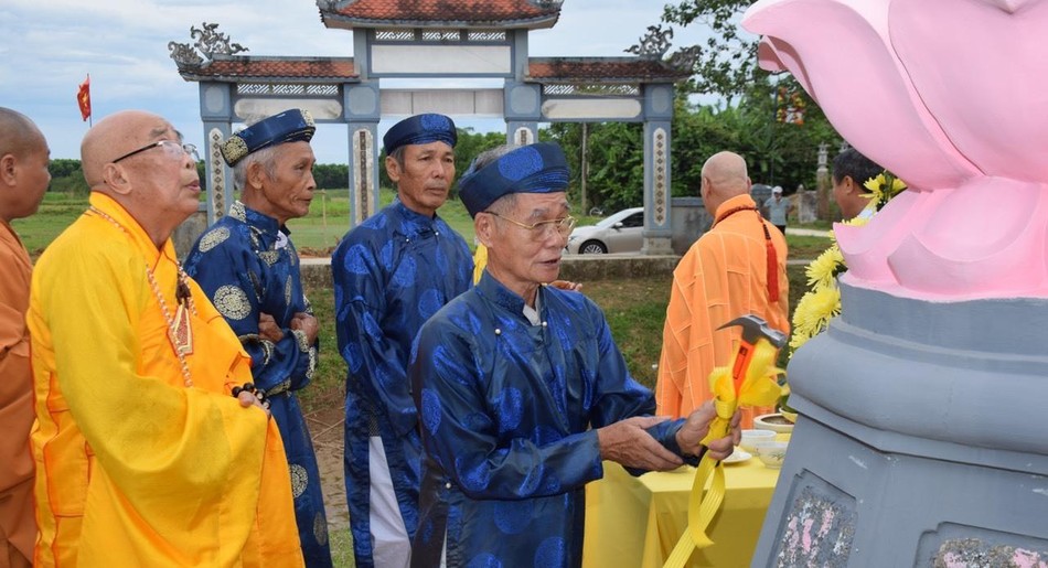 Các vị bô lão cùng thực hiện nghi thức động thổ đại trùng tu tổ đình Linh Quang, ngôi nhà tâm linh của làng Trung Kiên - tỉnh Quảng Trị Các vị bô lão cùng thực hiện nghi thức động thổ đại trùng tu tổ đình Linh Quang, ngôi nhà tâm linh của làng Trung Kiên - tỉnh Quảng Trị
