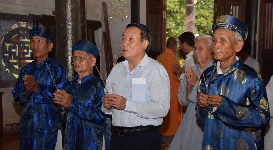 Phó Chủ tịch Thường trực UBND tỉnh Quảng Trị Hà Sỹ Đồng và các vị bô lão trong làng tham dự cầu nguyện Phó Chủ tịch Thường trực UBND tỉnh Quảng Trị Hà Sỹ Đồng và các vị bô lão trong làng tham dự cầu nguyện