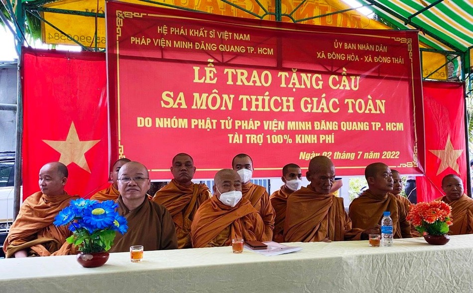 Chư vị giáo phẩm tham dự khánh thành và bàn giao cho nhân dân địa phương - Ảnh: Minh Trang Chư vị giáo phẩm tham dự khánh thành và bàn giao cho nhân dân địa phương - Ảnh: Minh Trang