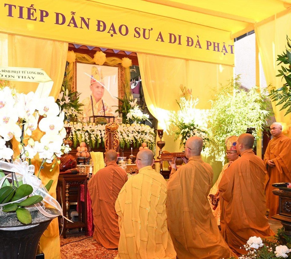 Cung tiến Giác linh tại chùa Việt Nam