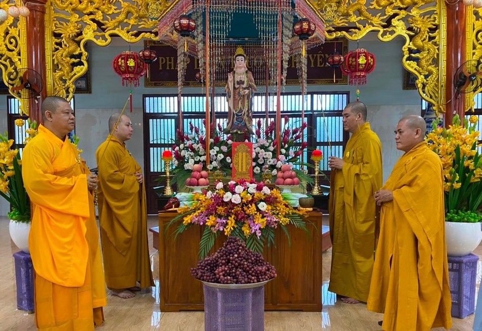 Linh vị các hương linh tử vong và cán bộ, chiến sĩ hy sinh trong đại dịch Covid-19 tại chùa Giác Nguyên Linh vị các hương linh tử vong và cán bộ, chiến sĩ hy sinh trong đại dịch Covid-19 tại chùa Giác Nguyên