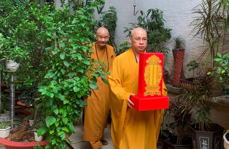 Hòa thượng Thích Thanh Hùng, Trưởng ban Hướng dẫn Phật tử Trung ương; Thượng tọa Thích Minh Nhựt, Trưởng ban Trị sự GHPGVN quận Phú Nhuận rước chư hương linh an vị tại tổ đình Phổ Quang để cầu nguyện Hòa thượng Thích Thanh Hùng, Trưởng ban Hướng dẫn Phật tử Trung ương; Thượng tọa Thích Minh Nhựt, Trưởng ban Trị sự GHPGVN quận Phú Nhuận rước chư hương linh an vị tại tổ đình Phổ Quang để cầu nguyện