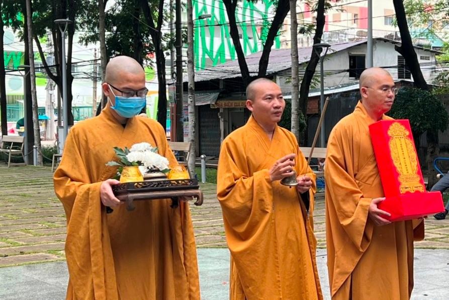 Ban Trị sự GHPGVN quận 4 cử các đoàn đến thỉnh chư anh linh, hương linh từ nhiều điểm trên địa bàn quận nhà Ban Trị sự GHPGVN quận 4 cử các đoàn đến thỉnh chư anh linh, hương linh từ nhiều điểm trên địa bàn quận nhà