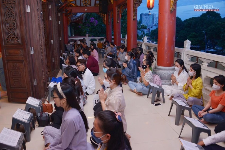 Những hình ảnh được phóng viên Báo Giác Ngộ ghi nhận chiều 14 và sáng rằm tháng Bảy