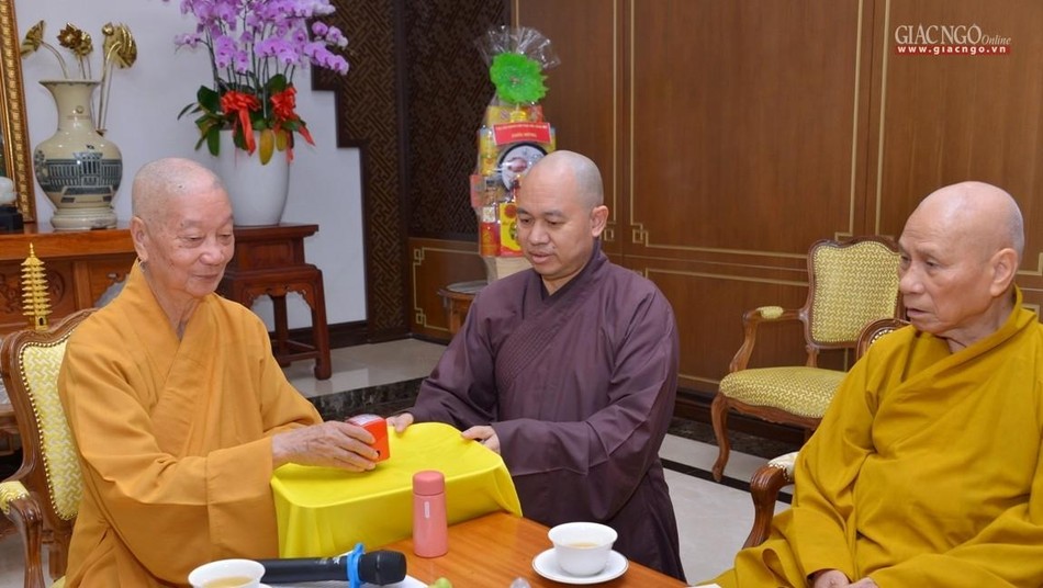 Thượng tọa Thích Đức Thiện trình chuyển khuôn dấu Hội đồng Chứng minh đến Đức Quyền Pháp chủ GHPGVN Thượng tọa Thích Đức Thiện trình chuyển khuôn dấu Hội đồng Chứng minh đến Đức Quyền Pháp chủ GHPGVN