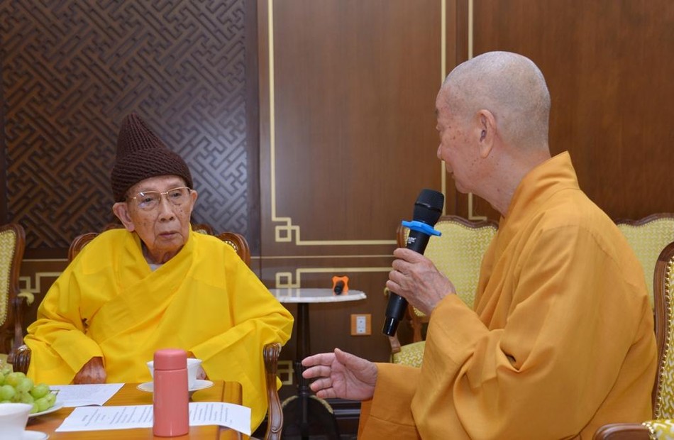 Đức Quyền Pháp chủ xin ý kiến chư vị Trưởng lão Đức Quyền Pháp chủ xin ý kiến chư vị Trưởng lão