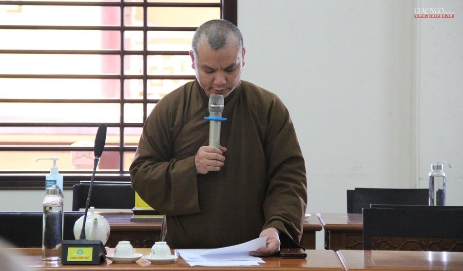 Đại đức Thích Quang Tư đọc biên bản của phiên họp Đại đức Thích Quang Tư đọc biên bản của phiên họp