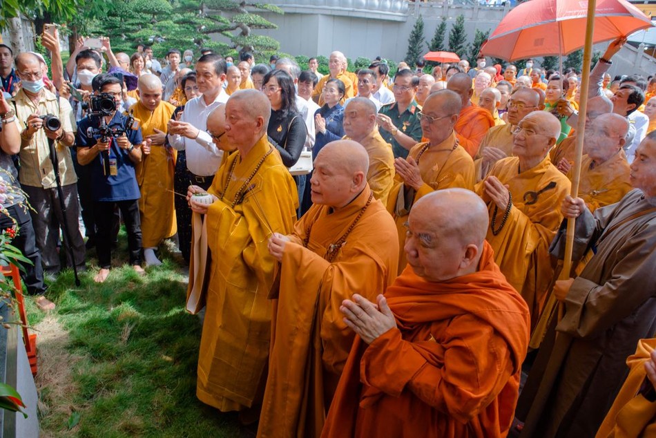 Chư vị giáo phẩm dâng hương trước bia tưởng niệm đồng bào tử vong trong đại dịch Covid-19 Chư vị giáo phẩm dâng hương trước bia tưởng niệm đồng bào tử vong trong đại dịch Covid-19