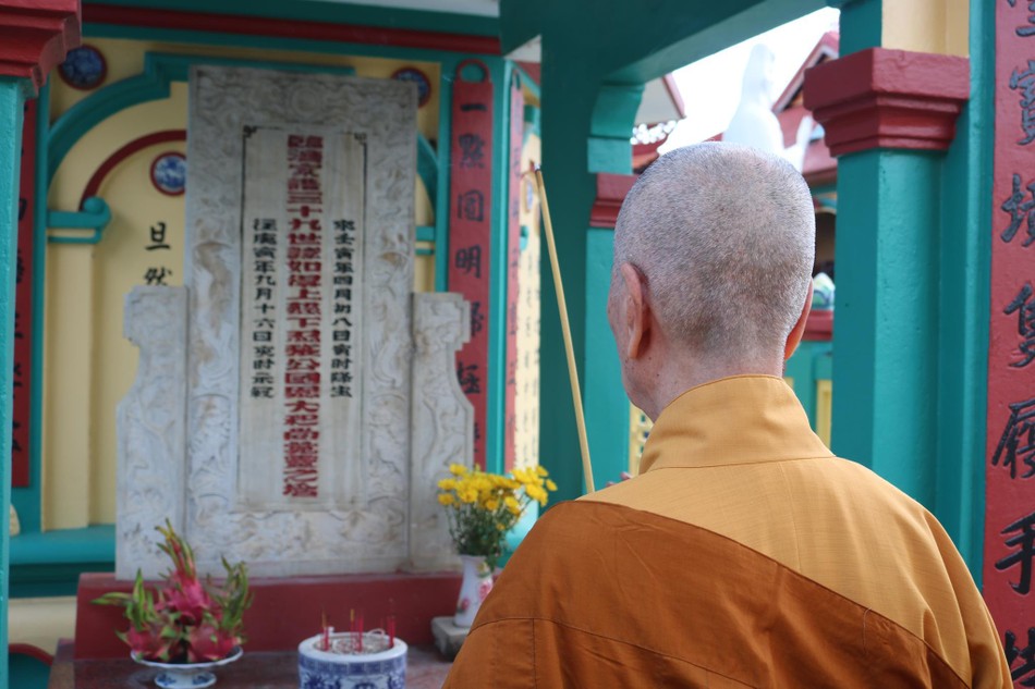 Tại đây, ngài dâng hương đảnh lễ chư Tổ sư Tại đây, ngài dâng hương đảnh lễ chư Tổ sư