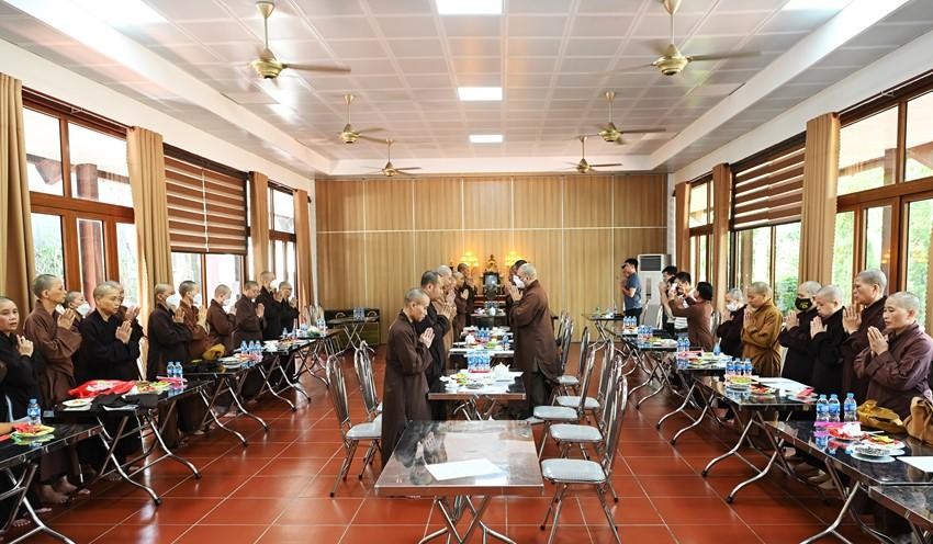 Quang cảnh buổi họp Quang cảnh buổi họp