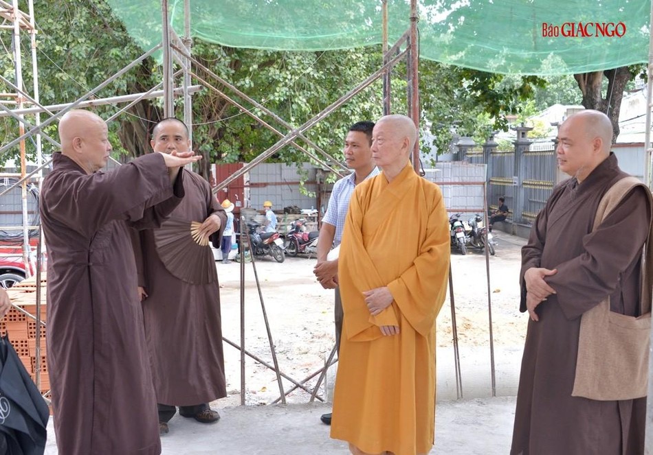 Hòa thượng Thích Lệ Trang, Thượng tọa Thích Thanh Phong trình bày với Trưởng lão Hòa thượng về các trang trí công trình