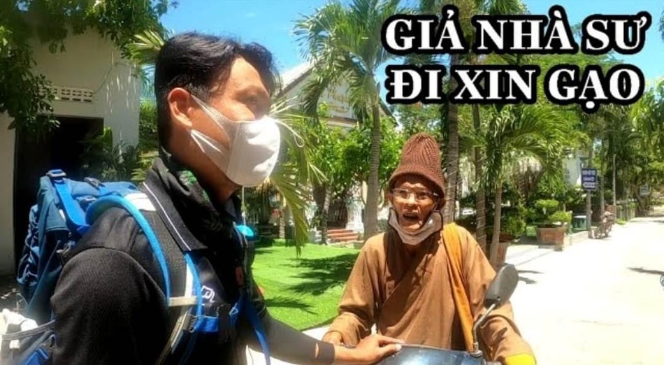 Vị này đã được các cơ quan chức năng làm việc, được xác định là giả dạng nhà sư để xin gạo, được các youtuber đăng tải trên mạng xã hội cả năm trước - Ảnh: Internet Vị này đã được các cơ quan chức năng làm việc, được xác định là giả dạng nhà sư để xin gạo, được các youtuber đăng tải trên mạng xã hội cả năm trước - Ảnh: Internet