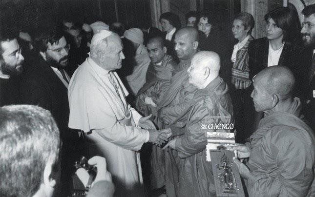 Hòa thượng gặp Giáo hoàng John Paul II tại Hội nghị Tôn giáo Quốc tế cầu hòa bình cho nhân loại tại Rome (năm 1988) Hòa thượng gặp Giáo hoàng John Paul II tại Hội nghị Tôn giáo Quốc tế cầu hòa bình cho nhân loại tại Rome (năm 1988)
