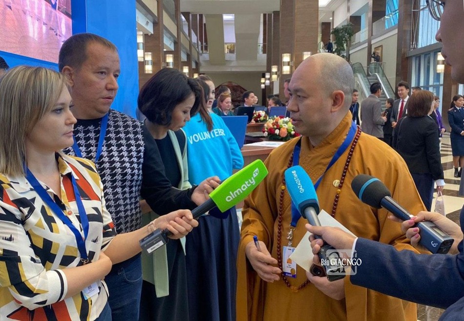 Thượng tọa Thích Đức Thiện trả lời phỏng vấn của giới báo chí quốc tế