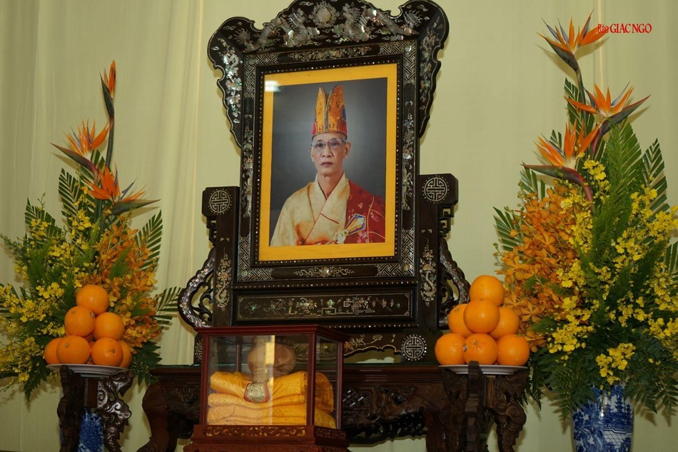 Di ảnh, y bát của Trưởng lão Hòa thượng tân viên tịch tại lễ đường ở chùa Phổ Đà