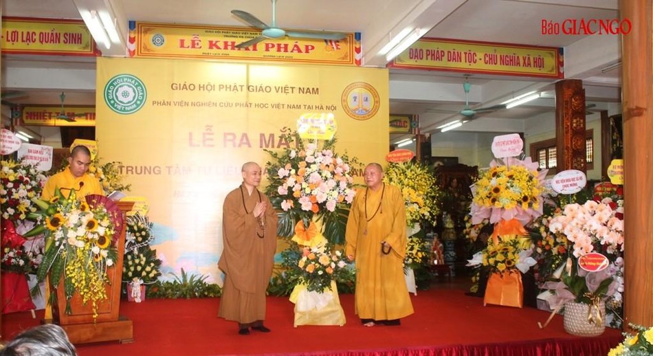 Hòa thượng Thích Gia Quang chúc mừng Thượng tọa Thích Tiến Đạt