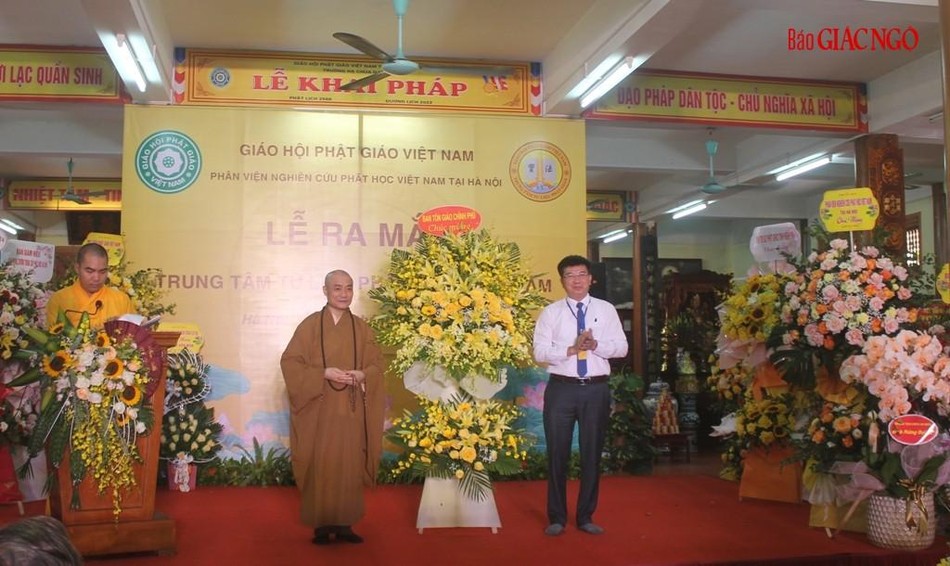 Vụ trưởng Vụ Phật giáo Ban Tôn giáo Chính phủ Lê Minh Khánh chúc mừng