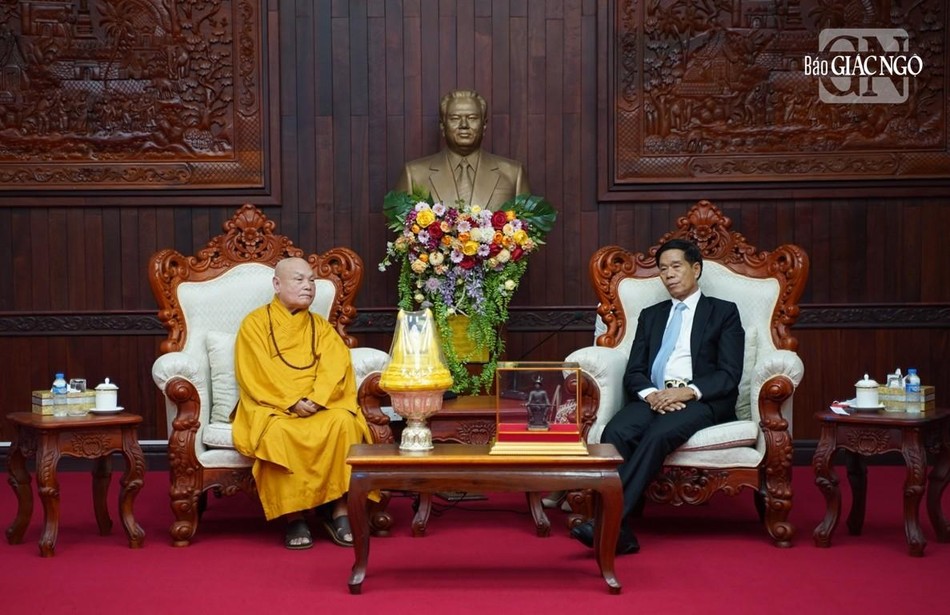 Ông Sinlavong Khoutphaythoune, Ủy viên Bộ Chính trị Đảng Nhân dân Cách mạng Lào, Chủ tịch Uỷ ban Trung ương Mặt trận Lào xây dựng đất nước tiếp Hòa thượng Chủ tịch và phái đoàn GHPGVN