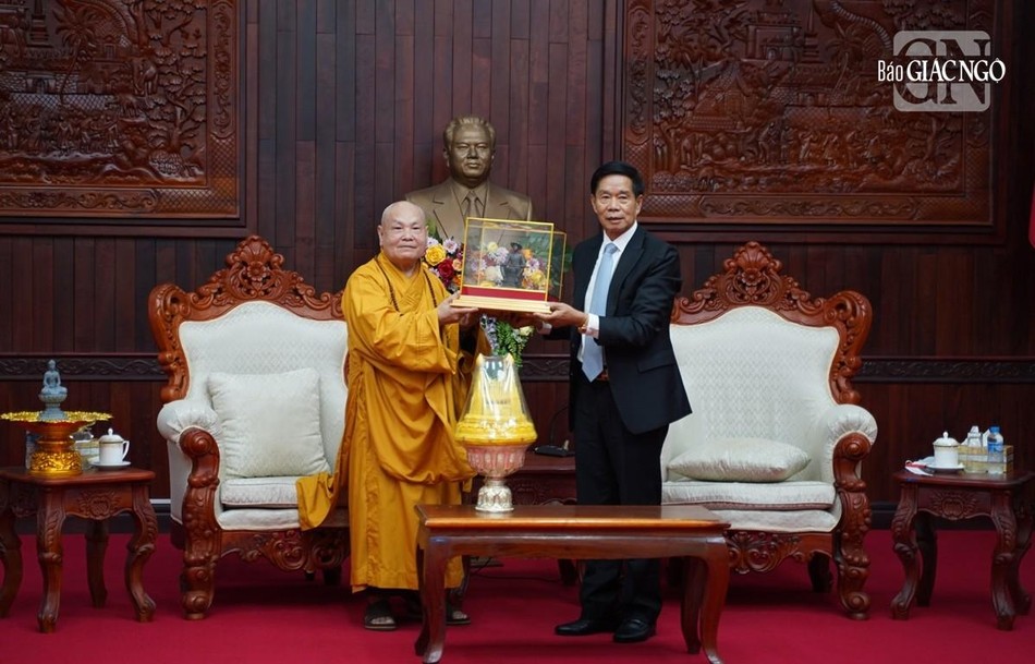 Chủ tịch Uỷ ban Trung ương Mặt trận Lào xây dựng đất nước tặng quà lưu niệm đến Hòa thượng Chủ tịch Hội đồng Trị sự GHPGVN