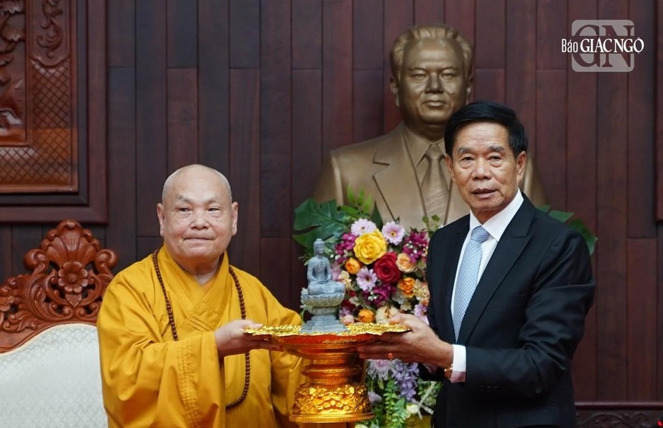 Hòa thượng Chủ tịch Hội đồng Trị sự GHPGVN tặng pho tượng chùa Phật Tích đến Chủ tịch Uỷ ban Trung ương Mặt trận Lào xây dựng đất nước