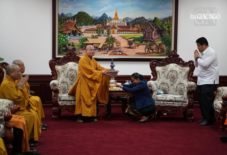 Thứ trưởng Bộ Nội vụ Lào cung kính đón nhận quà tặng lưu niệm từ Hòa thượng Chủ tịch Hội đồng Trị sự GHPGVN