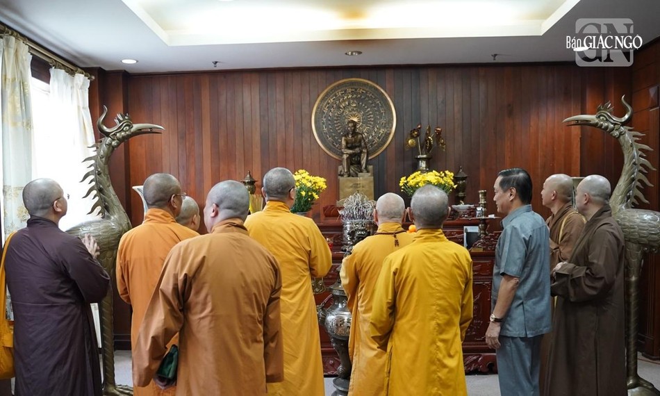 Dâng hương tại nơi thờ Chủ tịch Hồ Chí Minh trong Đại sứ quán