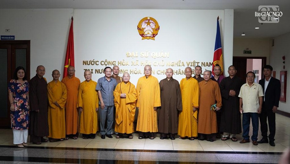 Đoàn thăm Đại sứ quán Việt Nam tại Lào