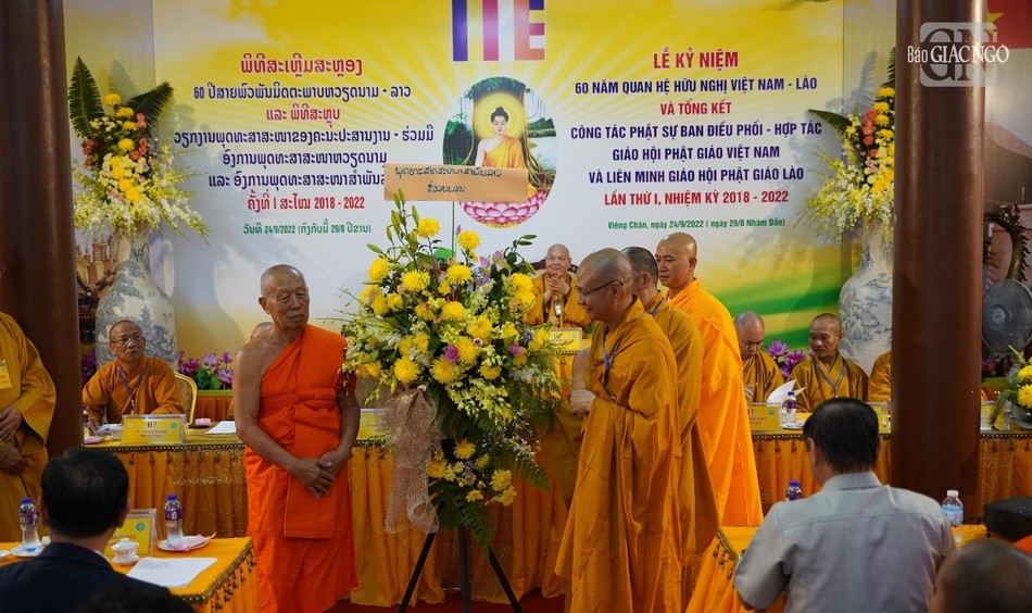Ban Điều phối GHPGVN tại Lào đón nhận lẵng hoa chúc mừng của Liên minh Giáo hội Phật giáo Lào tại buổi lễ