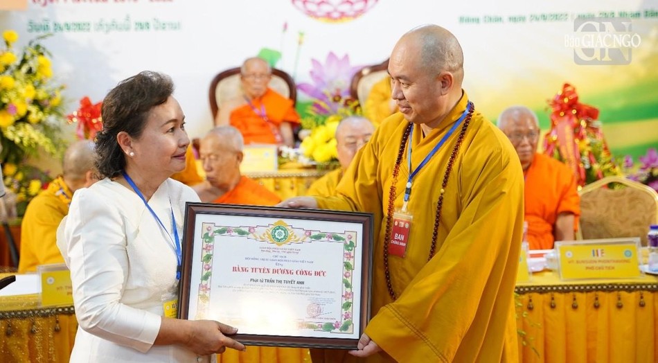 Thượng tọa Thích Đức Thiện tặng Bằng tuyên dương công đức của GHPGVN