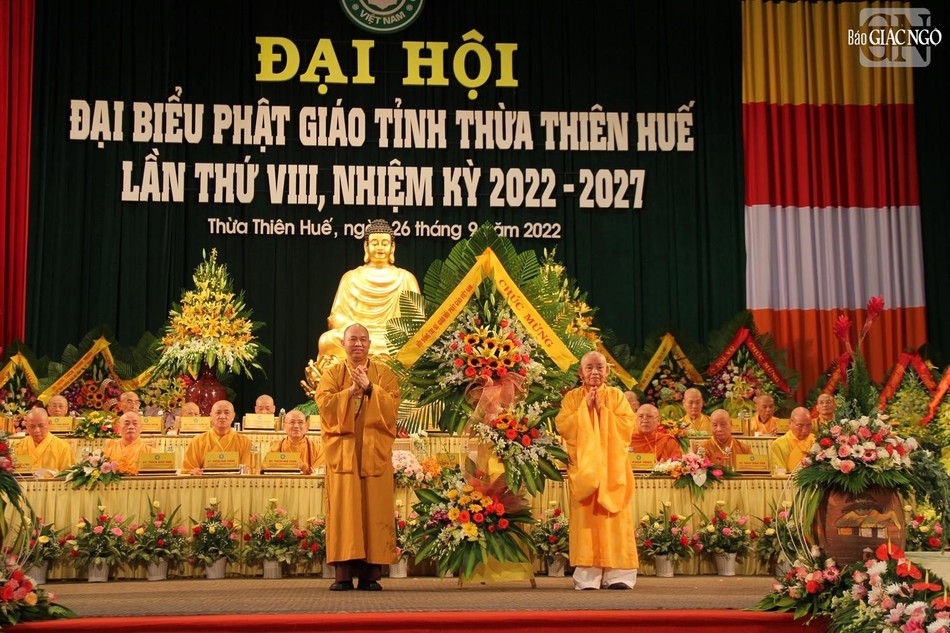 Thượng tọa Thích Đức Thiện tặng lẵng hoa chúc mừng của Ban Thường trực Hội đồng Trị sự GHPGVN Thượng tọa Thích Đức Thiện tặng lẵng hoa chúc mừng của Ban Thường trực Hội đồng Trị sự GHPGVN