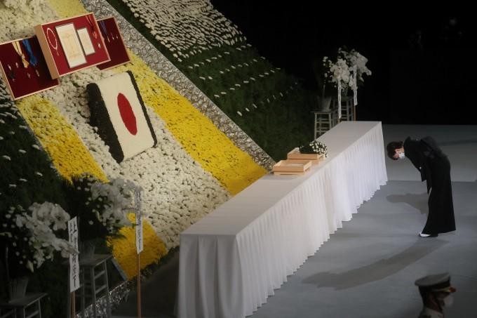 Phu nhân Akie Abe đặt hoa tiễn biệt chồng - Ảnh: Reuters Phu nhân Akie Abe đặt hoa tiễn biệt chồng - Ảnh: Reuters