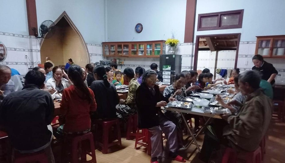 Bếp chùa trong đêm bà con đến trú bão trở thành đại gia đình - Ảnh: Ban TT-TT GHPGVN tỉnh Quảng Nam Bếp chùa trong đêm bà con đến trú bão trở thành đại gia đình - Ảnh: Ban TT-TT GHPGVN tỉnh Quảng Nam